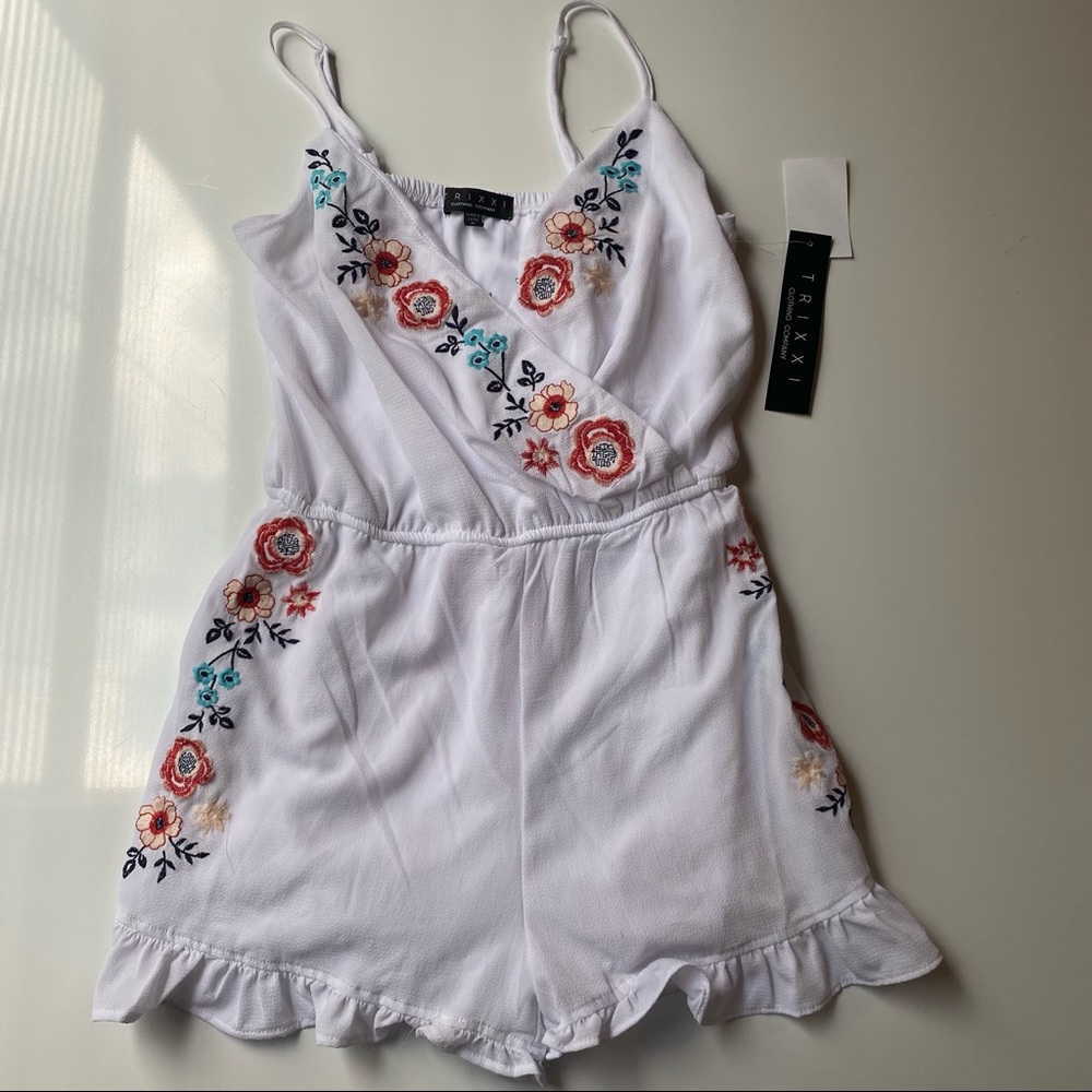 New Trixxi Women’s White Small Flower Embroidered Sleeveless Strap Romper - Picture 1 of 8